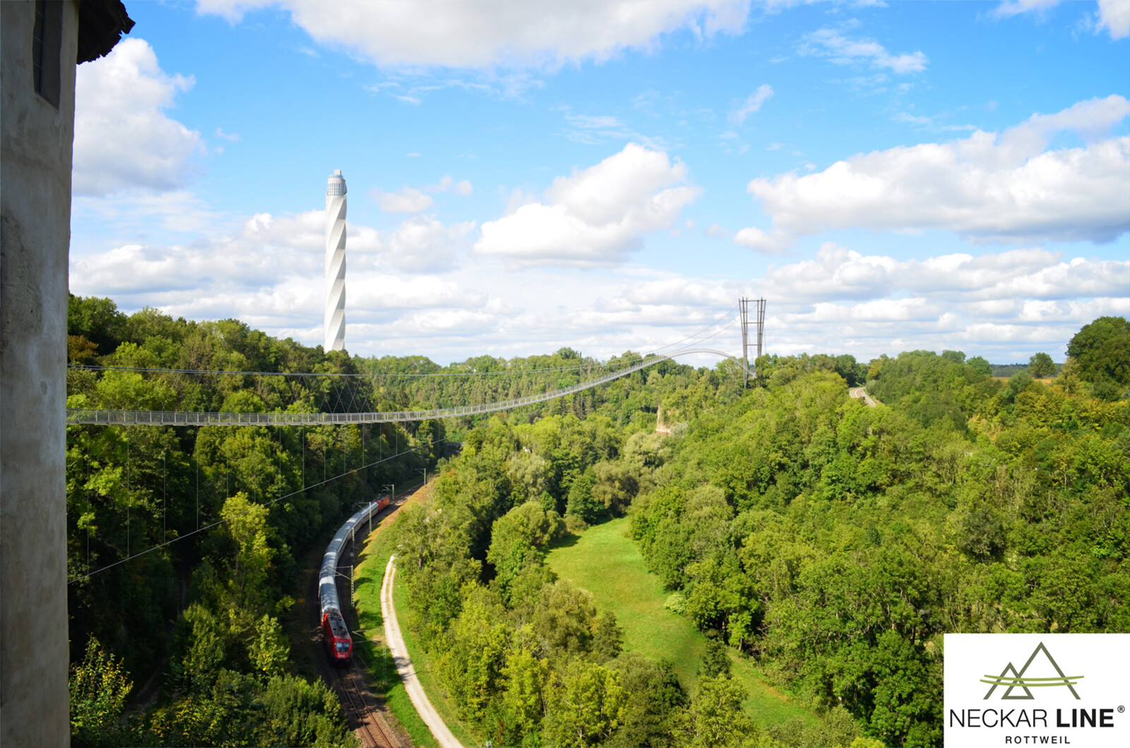 Ausflug Neckarline Rottweil
Die NECKARLINE ist eine spektakuläre Fußgänger-Hängebrücke in Rottweil. Sie überspannt das Neckartal und ist eine direkte Verbindung zwischen dem ThyssenkruppK Testturm und der historischen Innenstadt von Rottweil.
