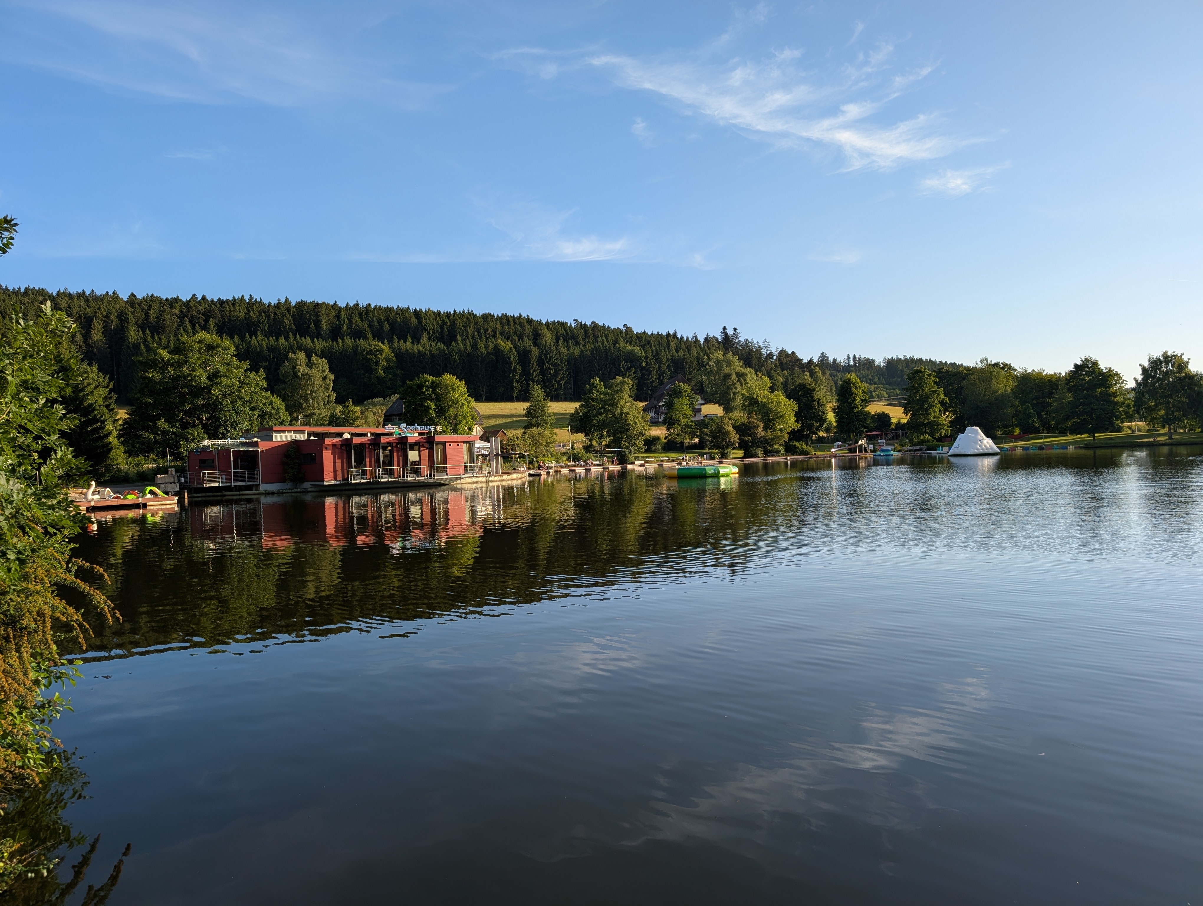 Ausflug Klosterweiher St. Georgen
Der Klosterweiher in St. Georgen im Schwarzwald ist ein. naturbelassener See, der heute hauptsächlich als Naturfreibad und Naherholungsgebiet genutzt wird. 
- Ein den Weiher integriertes Kinderplanschbecken
- Wassertrampolin ca. 7 m Durchmesser, Eisberg, etc.
- Kiosk, Bootsverleih und Restaurant "Seehaus"