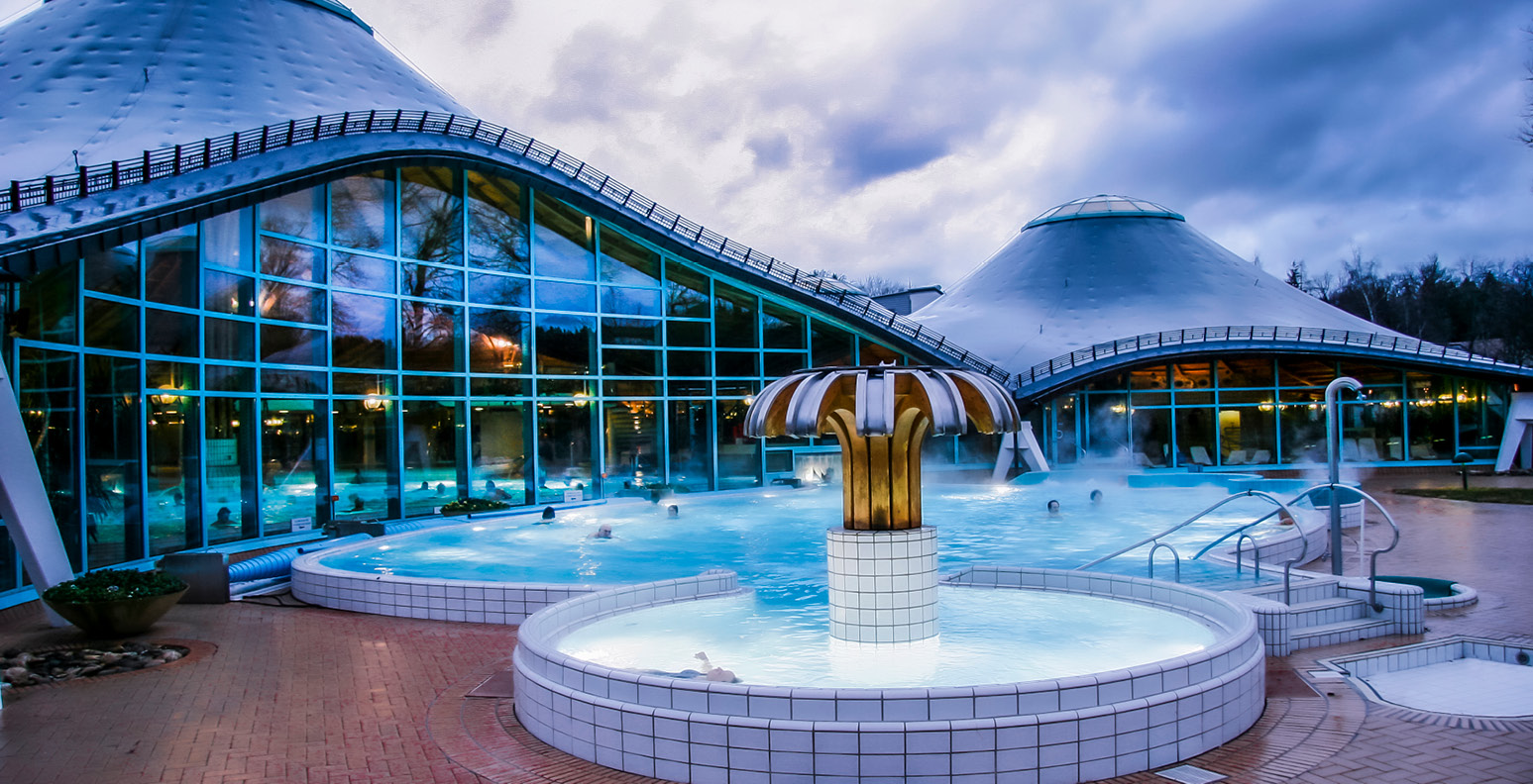 Solemar Bad Dürrheim
Das Solemar in Bad Dürrheim ist eine 5-Sterne-Therme mit 13 Innen- und Außenbecken (3-7% Solegehalt), einer großen Sauna-Landschaft und Salinenwelt.