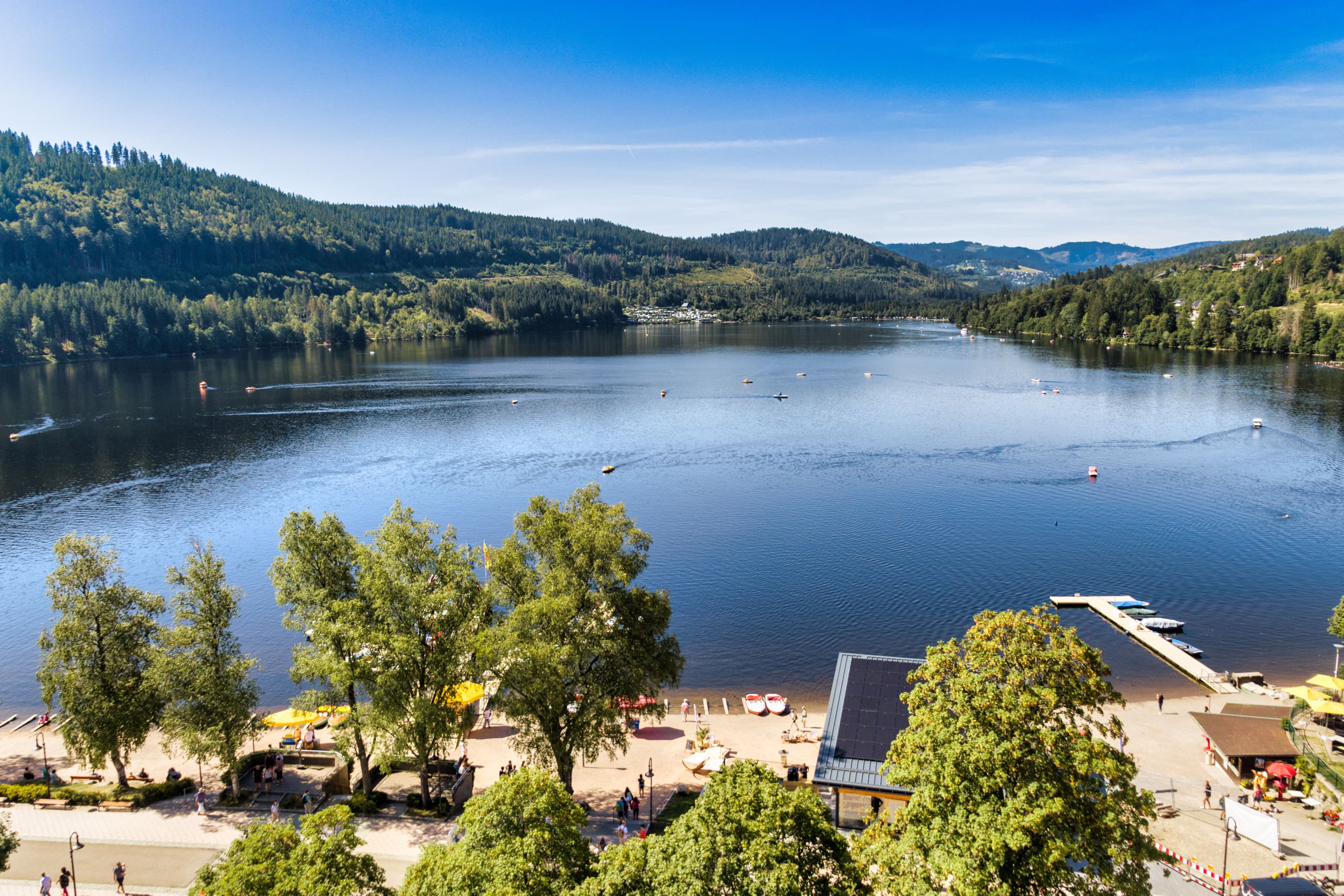 Ausflug Titisee
Der Titisee ist ein natürlicher Gletschersee im Hochschwarzwald und zählt zu den bekanntesten und meistbesuchten Seen Deutschlands. Er liegt zwischen Freiburg und Donaueschingen und ist von dichten Wäldern, sanften Hügeln und der Feldbergregion umgeben. Er ist rund 2 km lang, ca. 700 m breit und ist einer dergrößten natürlichen Seen im Schwarzwald.