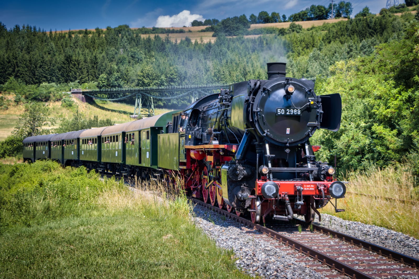 Ausflug Sauschwänzlebahn (offiziell Wutachtalbahn) Blumberg
Die Sauschwänzlebahn ist eine der bekanntesten historischen Museumsbahnen Deutschlands.
Die Strecke wurde ursprünglich Ende des 19. Jahrhunderts gebaut und ist ein echtes Ingenieurskunstwerk. Ihr Spitzname „Sauschwänzlebahn“ kommt von der kurvenreichen Streckenführung, die sich wie ein Schweineschwanz durch die Landschaft windet.