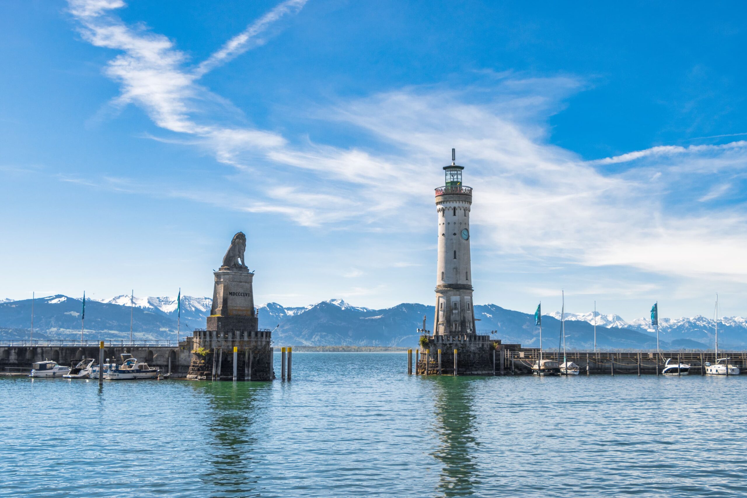 Ausflug Bodensee
Der Bodensee ist einer der größten Seen Europas und liegt im Dreiländereck von Deutschland, Österreich und der Schweiz. Er besteht aus dem Obersee und dem Untersee und wird unter anderem vom Rhein durchflossen.
Einzigartig ist der Bodensee vor allem durch seine internationale Lage und die enorme Vielfalt an Landschaften und Aktivitäten rund um das Wasser. Hier treffen Alpenpanorama, Weinberge, historische Städte und Urlaubsorte aufeinander, sodass sowohl Naturfreunde als auch Kulturinteressierte auf ihre Kosten kommen.