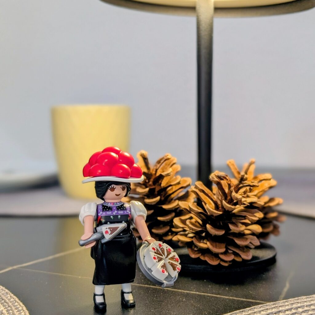 Apartment Ferienwohnung Fuchsbau Unterkirnach Esszimmer mit Schwarzwald Marie Playmobil