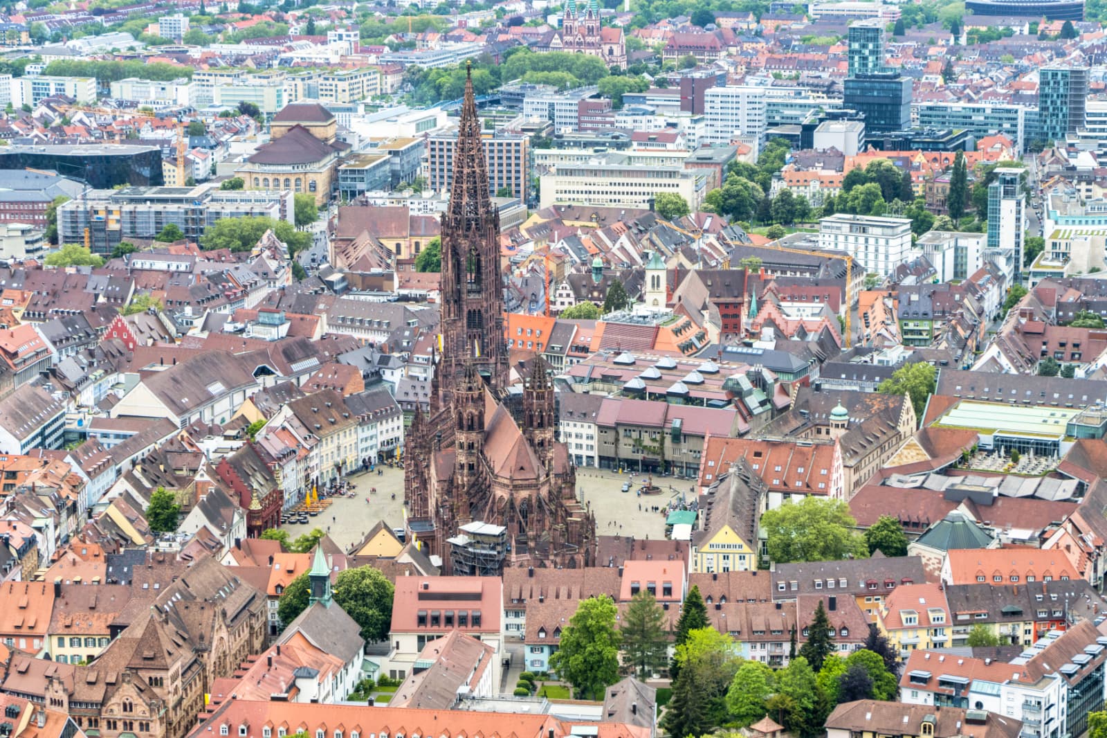 Freiburg
Freiburg im Breisgau ist die südlichste Großstadt Deutschlands, eine Universitätsstadt, ein Tor zum Schwarzwald – und eine der sonnigsten Städte des Landes. Sie verbindet mittelalterliche Architektur, moderne Wissenschaft, entspannte Lebensart und eine außergewöhnliche Lage zwischen Schwarzwald und Rheinebene.