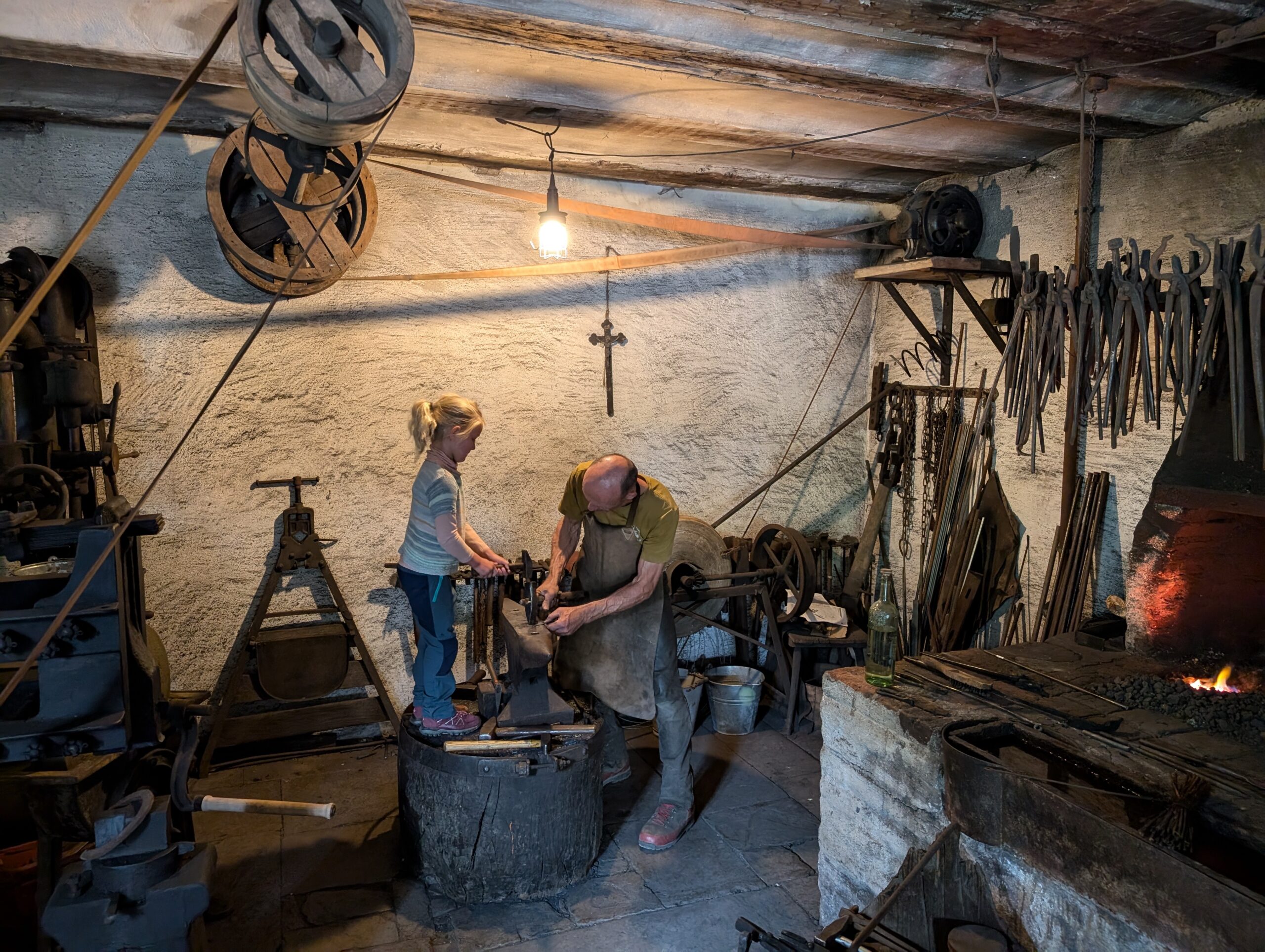 Ausflug Freilichtmuseum Neuhausen ob Eck
Das Freilichtmuseum Neuhausen ob Eck ist ein historisches Museumsdorf, das zeigt, wie Menschen früher in den ländlichen Regionen der Schwäbischen Alb, des Schwarzwalds und des Bodenseeraums gelebt und gearbeitet haben. Es ist eines der bedeutendsten Freilichtmuseen Baden-Württembergs und bietet eine authentische Zeitreise in vergangene Jahrhunderte.