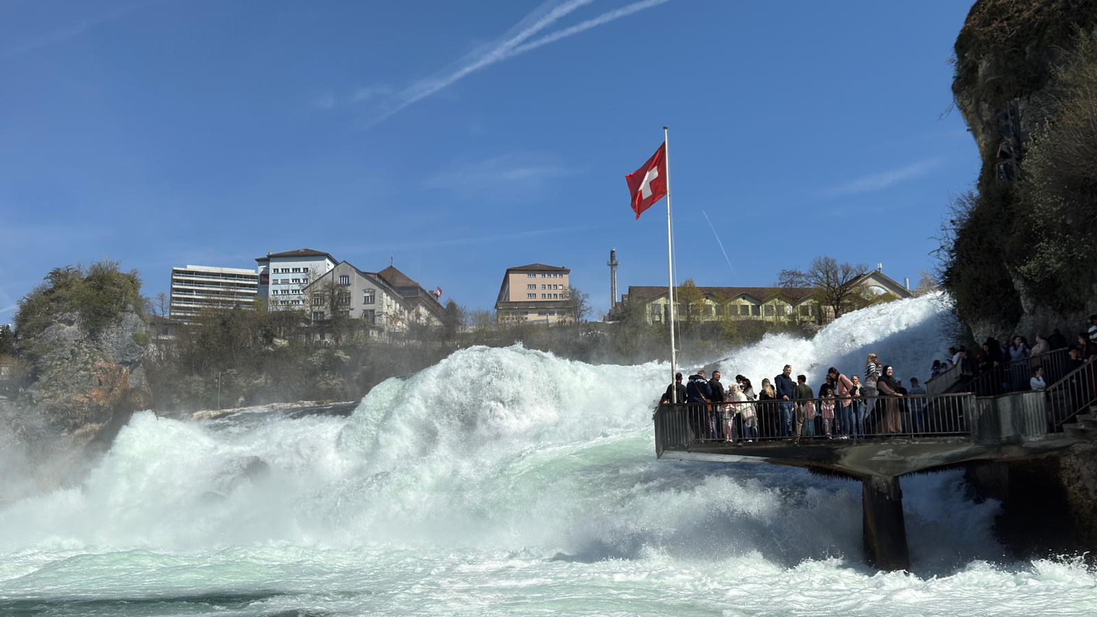 Ausflug Rheinfall Schaffhausen - Schweiz
Der Rheinfall ist Europas größter Wasserfall und eines der spektakulärsten Naturwunder der Schweiz. Er liegt bei Neuhausen am Rheinfall nahe Schaffhausen und beeindruckt durch schiere Wassermassen(Jahresschnitt 373.000 Liter pro Sekunde), geologische Geschichte und eine einzigartige Erlebnislandschaft.