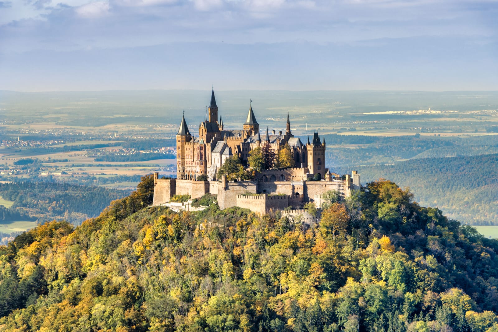 Ausflug Burg Hohenzollern
Die Burg Hohenzollern ist eine der berühmtesten und eindrucksvollsten Burgen Deutschlands – ein Wahrzeichen der Schwäbischen Alb und der Stammsitz des preußischen Königshauses. Sie thront auf einem markanten Zeugenberg zwischen Hechingen und Bisingen und verbindet 1.000 Jahre Geschichte, neugotische Pracht und eine der spektakulärsten Aussichten Süddeutschlands.