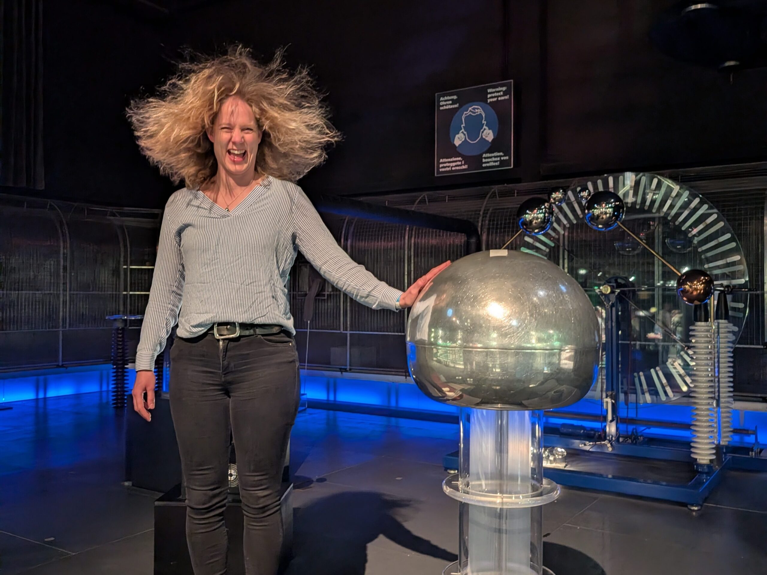Technorama Winterthur Schweiz
Das Technorama Winterthur ist eines der größten Science Center Europas und das einzige Science Center der Schweiz. Es ist kein klassisches Museum, sondern ein gigantischer Experimentierpark, in dem du alles anfassen, ausprobieren und manipulieren darfst. Genau das macht es so außergewöhnlich.