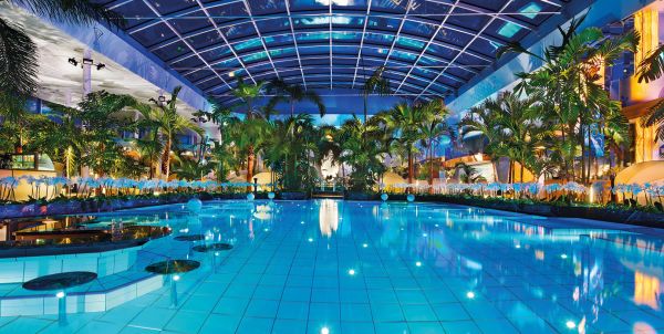 Ausflug Badeparadies Titisee-Neustadt
Das Badeparadies Schwarzwald in Titisee-Neustadt ist eine der bekanntesten Thermen- und Erlebnisbadanlagen in Süddeutschland. Es kombiniert Karibik-Feeling, Wellness auf Premium-Niveau und Action-Rutschen unter einem Dach.
